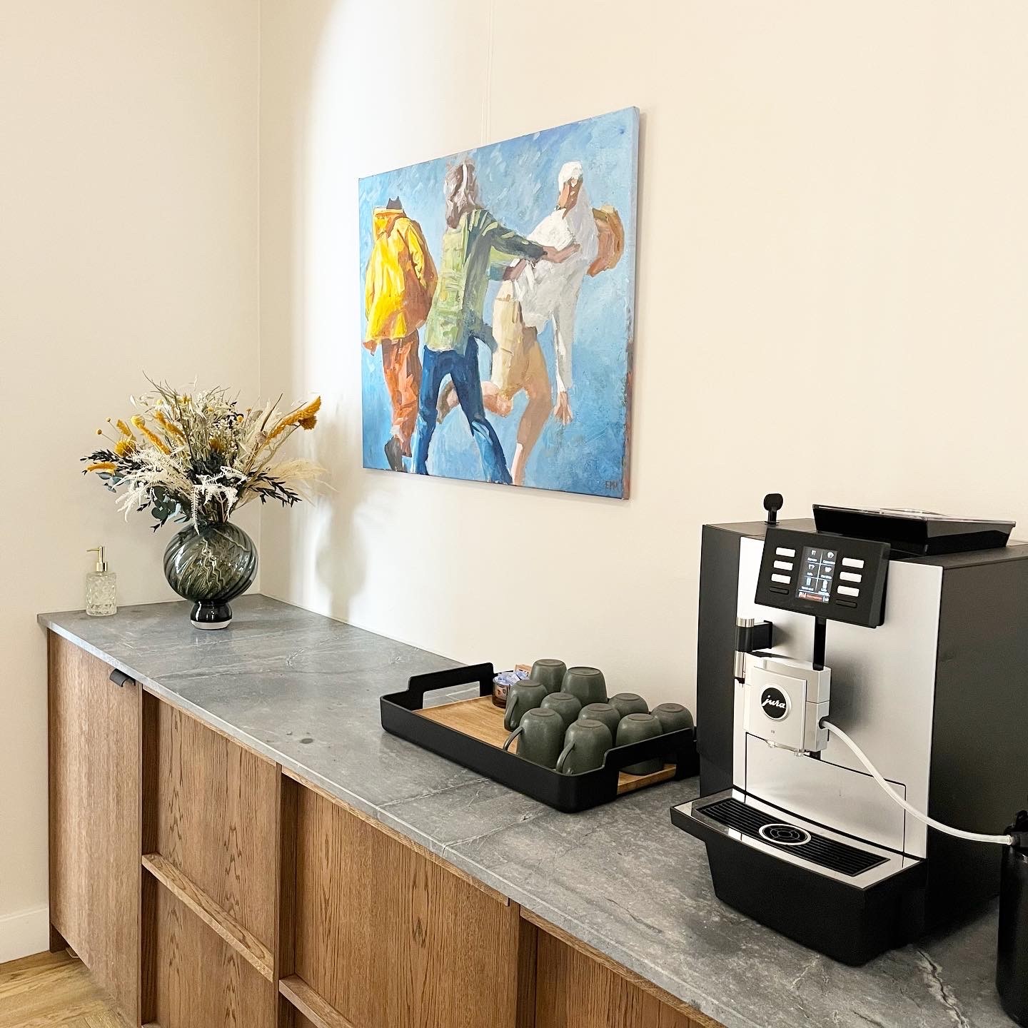 Maleri ved kaffemaskine